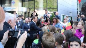 Emmanuel Macron saluda a niños y ciudadanos durante su visita a Encamp.
