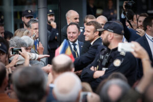 Emmanuel Macron saludando a la comunidad educativa en Andorra