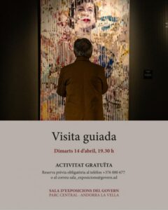 Persona observando una obra en la exposición Referents de Lita Cabellut y Maseda