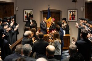 Emmanuel Macron y el copríncipe episcopal en el Consell General de Andorra