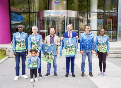 Grupo de personas con camisetas de la OTSO Travessa d'Encamp en un evento