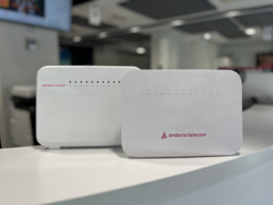 Routers de Andorra Telecom en una mesa de exhibición