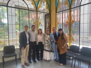 Grupo de personas en un evento sobre adopciones internacionales entre Andorra y México