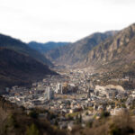 Vista panorámica de Andorra con montañas y edificios