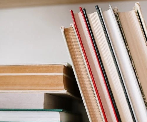 Libros apilados que representan el estudio de la filosofía