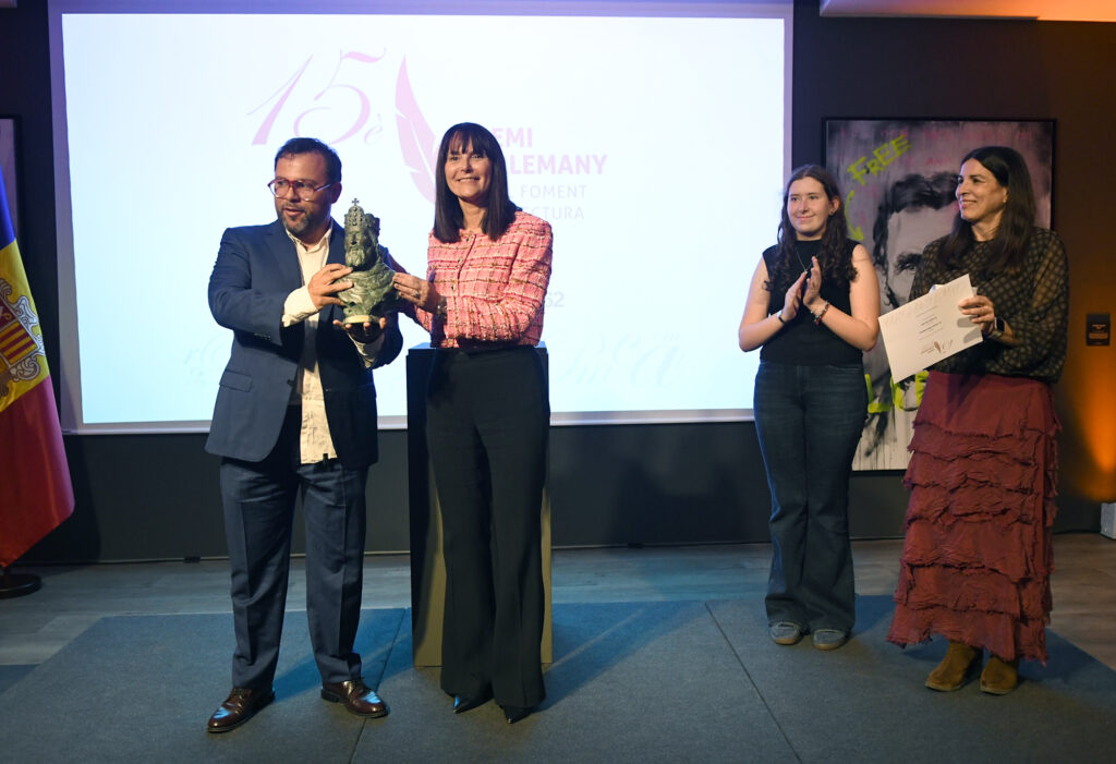 Mònica Bonell entrega el XV Premi Carlemany a Toni Mata en un evento cultural