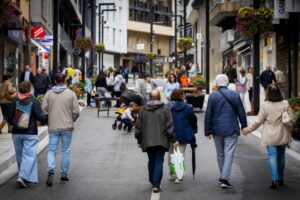 Gente caminando por la zona peatonal de Andorra la Vella durante Carrers Vius