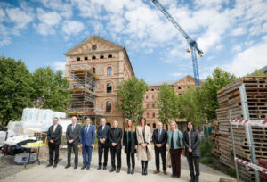 Grupo de personas en la construcción del centro de salud mental en la Seu d'Urgell