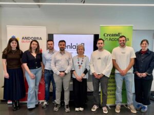 Grupo de personas en evento de start-ups andorranas Enlaira