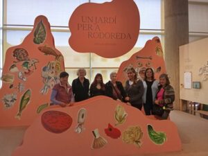 Grupo de personas en la exposición dedicada a Mercè Rodoreda en Barcelona