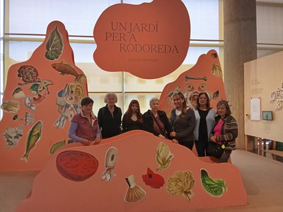Grupo de personas en la exposición dedicada a Mercè Rodoreda en Barcelona