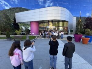 Grupo de niños del Consell d'Infants en rueda de prensa en Encamp