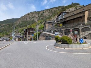 Vista de la rotonda en Ordino, Andorra, con montañas al fondo.