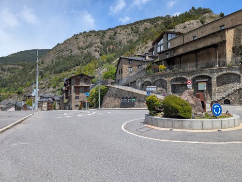 Vista de la rotonda en Ordino, Andorra, con montañas al fondo.