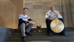 Artistas en sesión de música con bols de quars y gongs en Andorra
