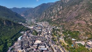 Vista panorámica de Andorra con montañas y edificios