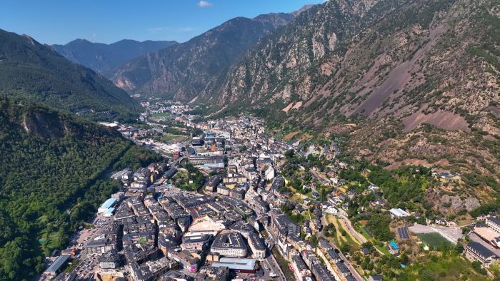 Vista panorámica de Andorra con montañas y edificios