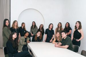 Grupo de profesionales en conferencia sobre iluminación en arquitectura