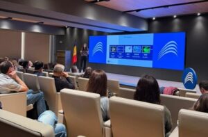 Conferencia sobre física cuántica con asistencia de más de 600 personas