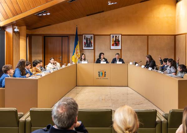 Reunión del Consell dels Infants discutiendo un circuito de escalada.