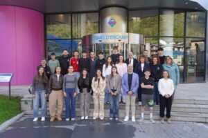 Grupo de jóvenes y adultos en el Consell de Joves de Encamp