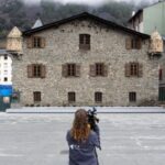 Persona grabando la Casa de la Vall en Andorra para un concurso de rehabilitación.