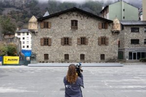 Persona grabando la Casa de la Vall en Andorra para un concurso de rehabilitación.