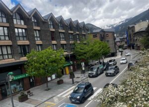 Vista de la Avenida Sant Antoni en La Massana con árboles y edificios