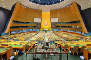 Interior del edificio de la ONU en Nueva York con asientos vacíos