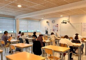 Estudiantes realizando un examen de lengua catalana en un aula