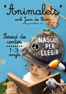 Niño leyendo un cuento con animales en la Biblioteca de Encamp