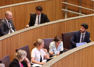 Reunión del partido Demòcrates discutiendo la ley de desintervención de alquileres