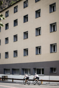 Dos ciclistas pasan frente al edificio Font de Ferro en Aixovall.
