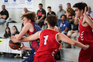 Jugadores de baloncesto compiten por el balón en un partido emocionante