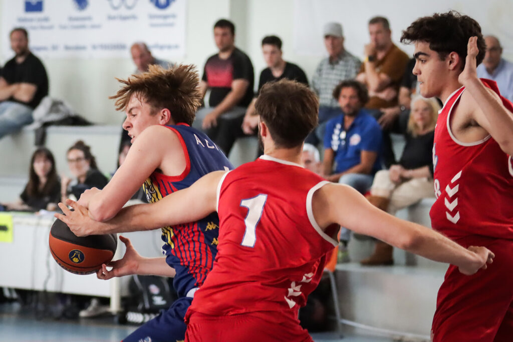 Jugadores de baloncesto compiten por el balón en un partido emocionante