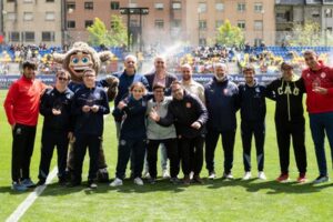 Grupo de personas celebrando en la Copa Tricolor de fútbol inclusivo en Encamp