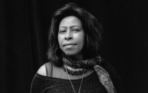 Retrato de Scholastique Mukasonga, autora ruandesa destacada.