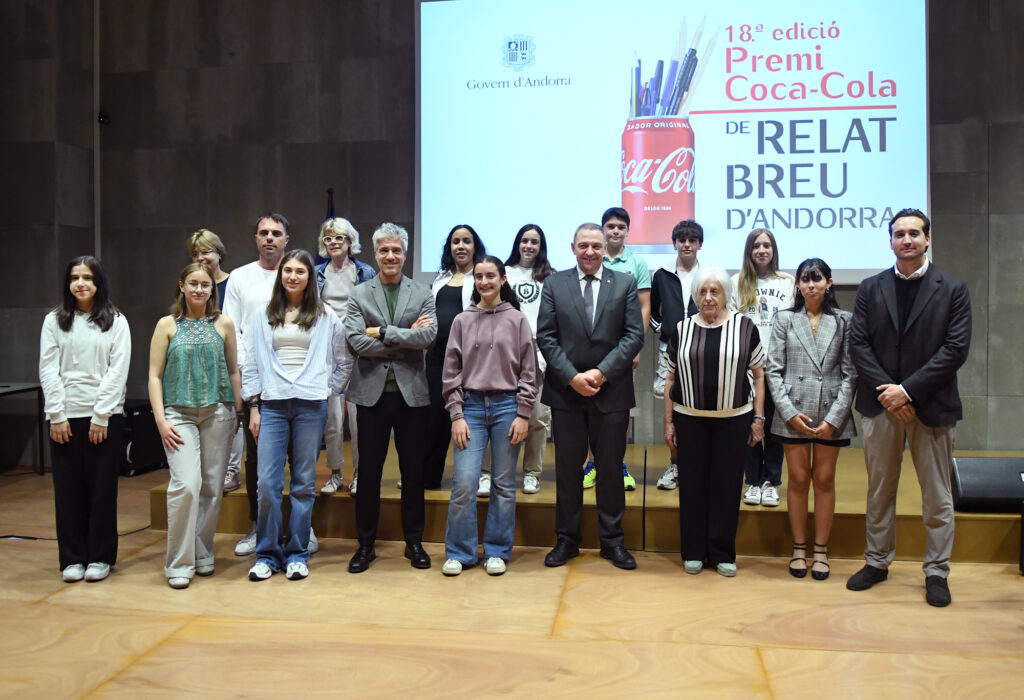 Grupo de ganadores del 18º Concurso Coca-Cola de relato breve en Andorra