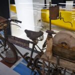 Bicicleta antigua adaptada para trabajos manuales en exposición