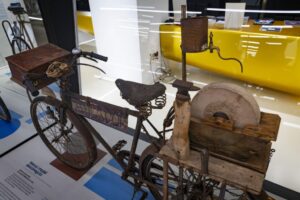 Bicicleta antigua adaptada para trabajos manuales en exposición