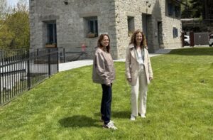 Dos mujeres en el entorno de la casa de guardes en Engolasters