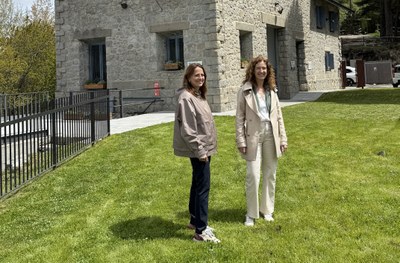 Dos mujeres en el entorno de la casa de guardes en Engolasters