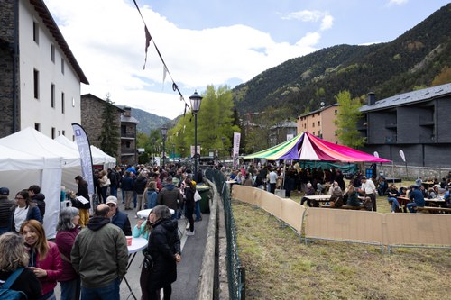 Multitud de personas disfrutando de la Fira del Vermut en Cortinada