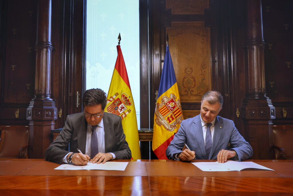 Ministros firmando un protocolo de entendimiento sobre derechos digitales