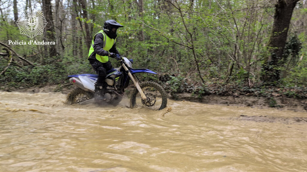 Policía andorrano conduciendo una moto en un terreno complicado durante la formación en Francia.