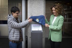Inauguración de la placa en la plaça Guillemó con personas presentes.