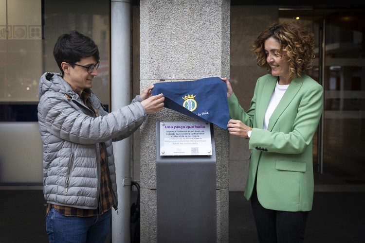 Inauguración de la placa en la plaça Guillemó con personas presentes.