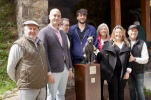 Grupo de personas en la inauguración del refugio de las brujas de Engolasters
