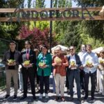 Inauguración del festival Andoflora con participantes sosteniendo plantas