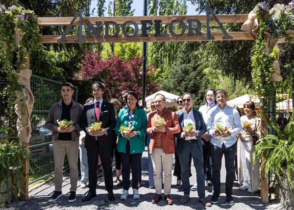 Inauguración del festival Andoflora con participantes sosteniendo plantas